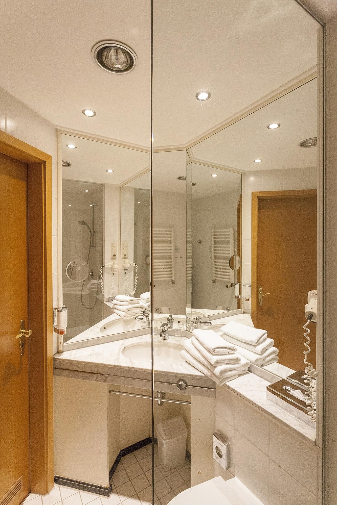 Seetelhotel Pommerscher Hof Wellnesshotel Im Herzen Der Kaiserbaeder Mit Direktem Zugang Zur Wellnessoase Shehrazade 4* Heringsdorf (Usedom)