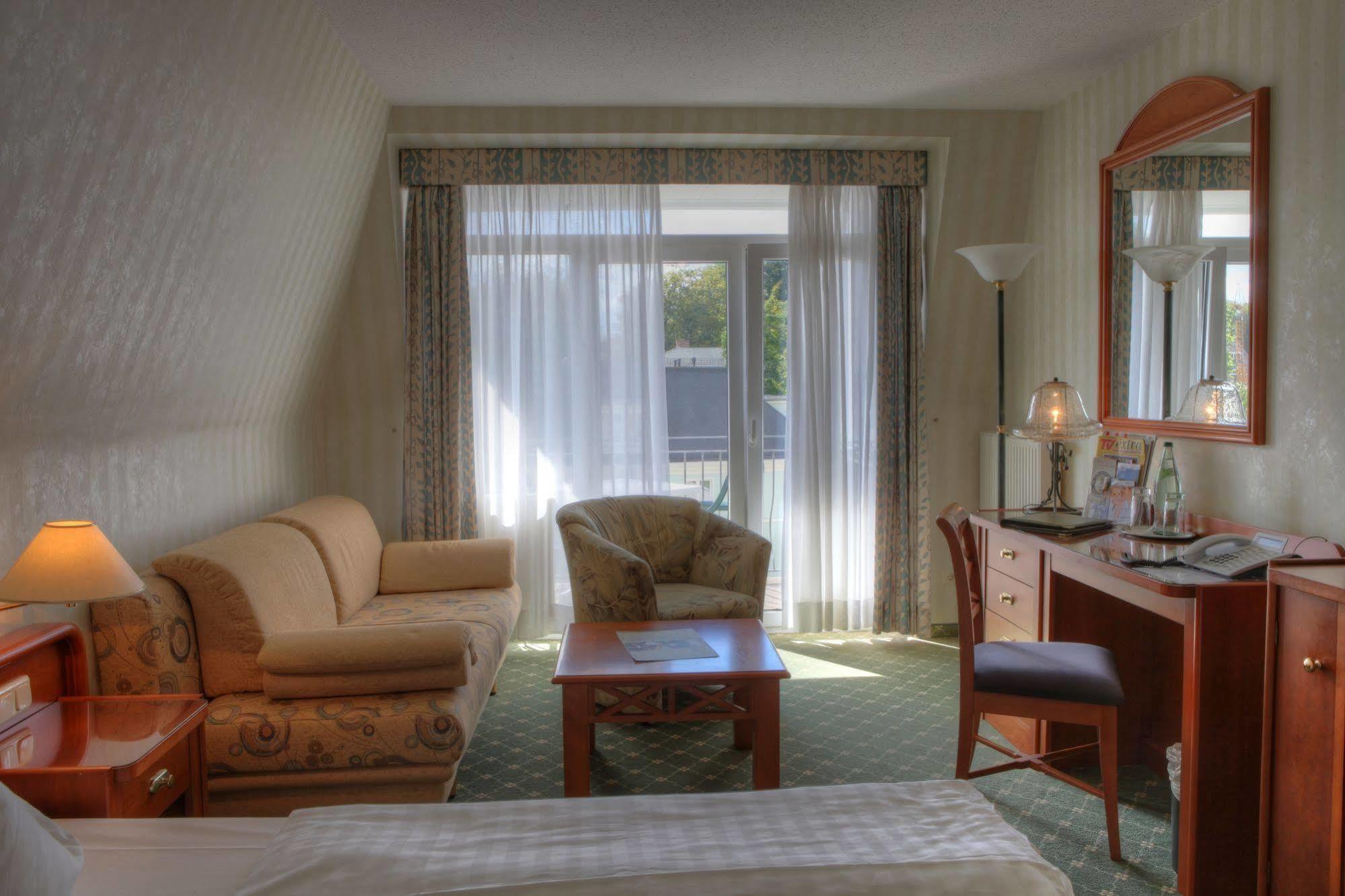 Hotel Seetelhotel Pommerscher Hof Wellnesshotel Im Herzen Der Kaiserbaeder Mit Direktem Zugang Zur Wellnessoase Shehrazade Heringsdorf (Usedom)